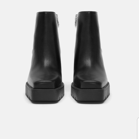 ZARA SQUARED ANKLE BOOTS WITH LUG SOLES - Picture 2 of 7